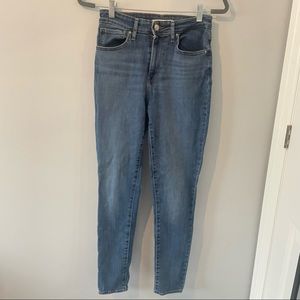 Levi’s 721 High Rise Skinny Blue Medium Wash Skinny Jean Size 28